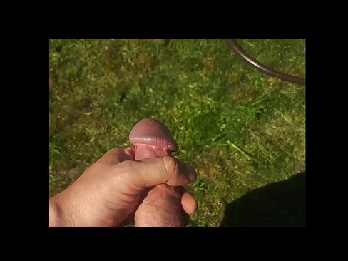 ❤️ A boazona fica com a rata rosa fodida e ejacula com um esguicho num jardim de Verão Porno real em porno pt.xxxshake.ru ﹏