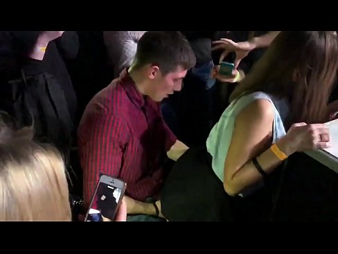 ❤️ Sexo real numa discoteca russa. Rapariga russa de 18 anos no ânus e vagina fodida numa discoteca Porno real em porno pt.xxxshake.ru ﹏