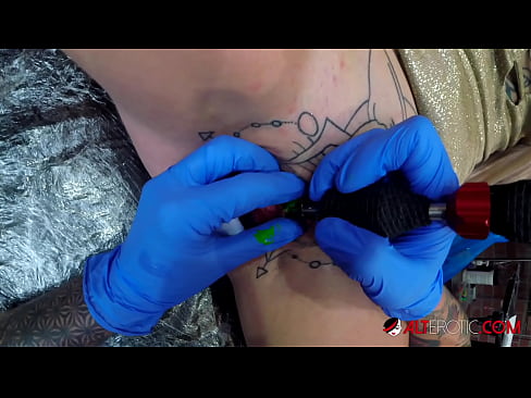 ❤️ Extremamente tatuada, a brasa Sully Savage fez uma tatuagem no seu clítoris Porno real em porno pt.xxxshake.ru ﹏