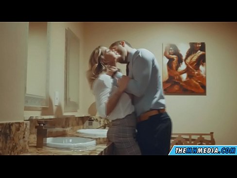 ❤️ Quando uma loira peituda o seduz numa casa de banho pública Porno real em porno pt.xxxshake.ru ﹏